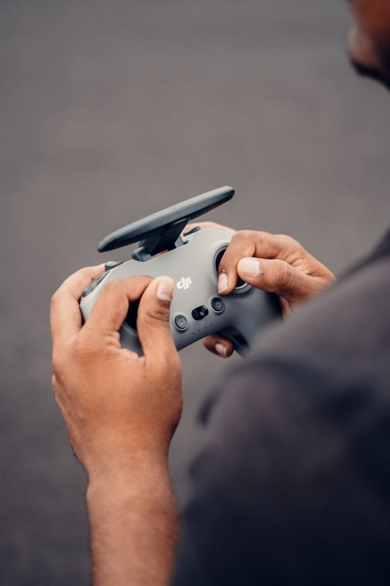 ドローンの送信機を両手で操作している様子